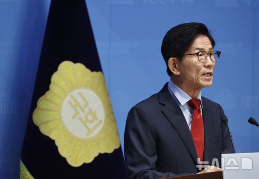 [서울=뉴시스] 김명년 기자 = 김문수 국민의힘 당대표 후보가 31일 오전 서울 여의도 국회 소통관에서 기자회견을 열고 비전·공약을 발표하고 있다. 2025.07.31. kmn@newsis.com