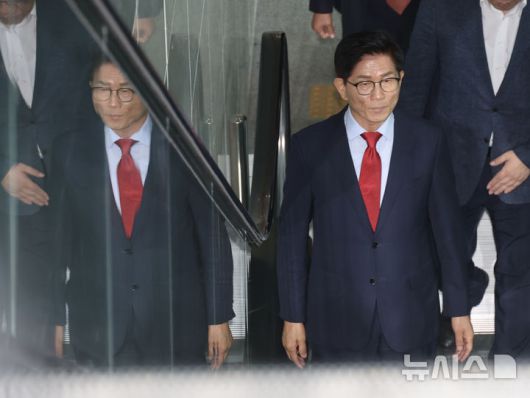 [서울=뉴시스] 김명년 기자 = 김문수 국민의힘 당대표 후보가 31일 오전 서울 여의도 국회 소통관에서 비전·공약 발표 기자회견을 하기 위해 이동하고 있다. 2025.07.31. kmn@newsis.com