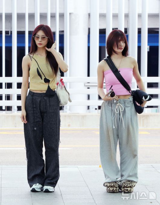 [인천공항=뉴시스] 김혜진 기자 = 그룹 트와이스 쯔위(왼쪽), 모모가 롤라팔루자 시카고 참석을 위해 31일 인천국제공항을 통해 미국 시카고로 출국하고 있다. 2025.07.31. jini@newsis.com