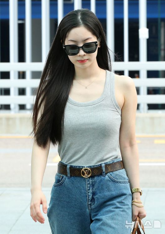 [인천공항=뉴시스] 김혜진 기자 = 그룹 트와이스 다현이 롤라팔루자 시카고 참석을 위해 31일 인천국제공항을 통해 미국 시카고로 출국하고 있다. 2025.07.31. jini@newsis.com