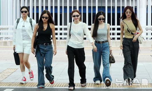 [인천공항=뉴시스] 김혜진 기자 = 그룹 트와이스가 롤라팔루자 시카고 참석을 위해 31일 인천국제공항을 통해 미국 시카고로 출국하고 있다. 2025.07.31. jini@newsis.com