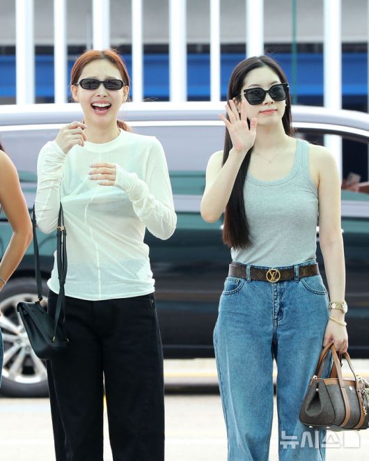 [인천공항=뉴시스] 김혜진 기자 = 그룹 트와이스 나연(왼쪽), 다현이 롤라팔루자 시카고 참석을 위해 31일 인천국제공항을 통해 미국 시카고로 출국하고 있다. 2025.07.31. jini@newsis.com