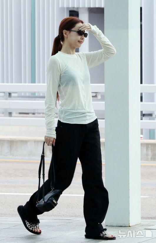 [인천공항=뉴시스] 김혜진 기자 = 그룹 트와이스 나연이 롤라팔루자 시카고 참석을 위해 31일 인천국제공항을 통해 미국 시카고로 출국하고 있다. 2025.07.31. jini@newsis.com