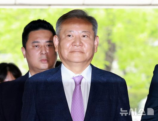 [서울=뉴시스] 이영환 기자 = 내란중요임무종사, 직권남용 권리행사방해, 위증 혐의를 받는 이상민 전 행정안전부 장관이 31일 오후 서울 서초구 서울중앙지방법원에서 열린 구속 전 피의자 심문(영장실질심사)에 출석하고 있다. 2025.07.31. 20hwan@newsis.com