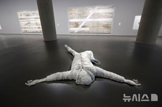 [서울=뉴시스] 박진희 기자 = 아모레퍼시픽미술관은 현대미술 기획전으로 미국 작가 마크 브래드포드(Mark Bradford)의 개인전 ‘Mark Bradford: Keep Walking’ 기자간담회를 31일 서울 용산구 아모레퍼시픽미술관에서 갖고 대형 추상회화 작품은 선보이고 있다. 2025.07.31. pak7130@newsis.com