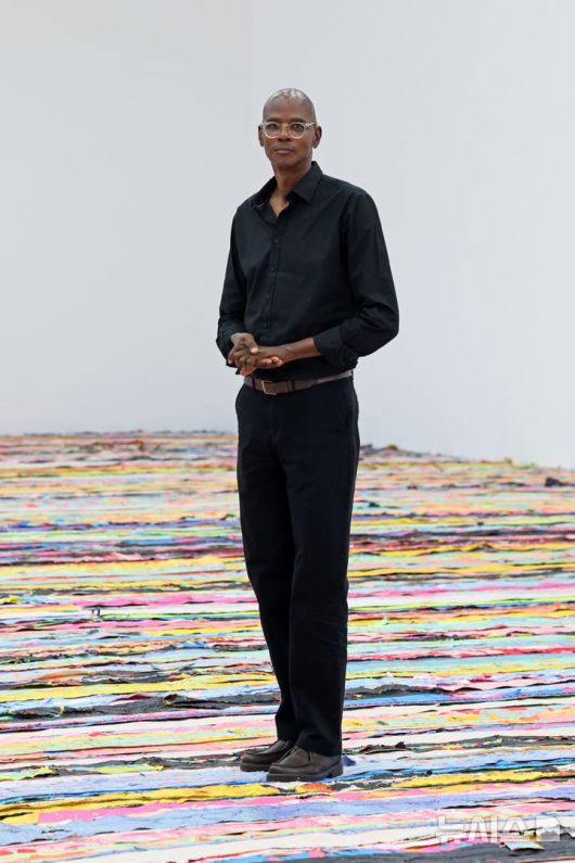 [서울=뉴시스] 박진희 기자 =서울 용산구 아모레퍼시픽미술관에서 개인전 ‘Mark Bradford: Keep Walking’ 를 연 미국 추상회화 작가 마크 브래드포드(Mark Bradford). 2025.07.31. pak7130@newsis.com