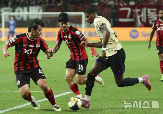 [서울=뉴시스] 김근수 기자 = 31일 서울 마포구 상암월드컵경기장에서 열린 FC 바르셀로나 2025 아시아 투어 FC 바르셀로나 대 FC서울의 경기, FC바르셀로나 래시포드가 돌파를 하고 있다. 2025.07.31. ks@newsis.com