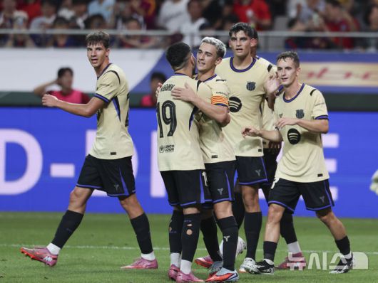 [서울=뉴시스] 김근수 기자 = 지난달 31일 서울 마포구 상암월드컵경기장에서 열린 FC 바르셀로나 2025 아시아 투어 FC 바르셀로나 대 FC서울의 경기에서 FC바르셀로나 가비가 팀의 여섯번째 골을 넣고 기뻐하고 있다. 2025.07.31. ks@newsis.com