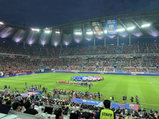 [서울=뉴시스] 김민성 기자 = 7월31일 서울월드컵경기장에서 열린 FC바르셀로나와 FC서울의 친선 경기를 보기 위해 6만2482명의 관중이 들어섰다. 2025.07.31. kms@newsis.com *재판매 및 DB 금지