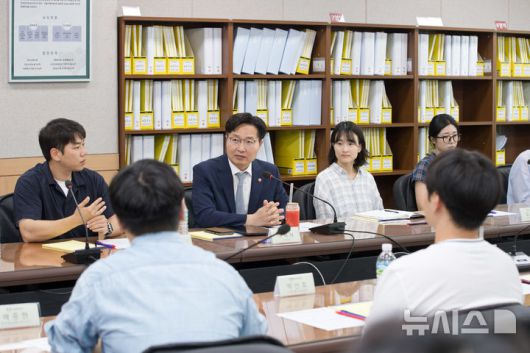 [서울=뉴시스]구혁채 과학기술정보통신부 제1차관이 1일 오전 서울 동대문구 경희대학교에서 '프로젝트 공감118' 첫 현장행보로 경희대의 청년연구자들과 간담회를 진행하고 있다. (사진=과기정통부 제공)