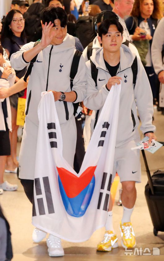 [인천공항=뉴시스] 김혜진 기자 = 토트넘 홋스퍼의 손흥민(왼쪽), 양민혁이 1일 오후 인천국제공항 제1터미널을 통해 입국해 팬들에게 인사를 하고 있다.토트넘은 오는 3일 오후 8시 서울 월드컵경기장에서 뉴캐슬 유나이티드와 친선전을 치른다. 2025.08.01. jini@newsis.com