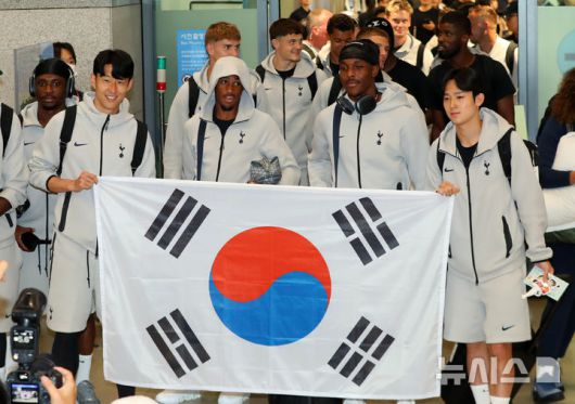 [인천공항=뉴시스] 김혜진 기자 = 토트넘 홋스퍼의 손흥민을 비롯한 선수단이 1일 오후 인천국제공항 제1터미널을 통해 입국해 태극기를 들고 기념 사진을 촬영하고 있다.토트넘은 오는 3일 오후 8시 서울 월드컵경기장에서 뉴캐슬 유나이티드와 친선전을 치른다. 2025.08.01. jini@newsis.com