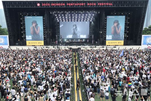 [인천=뉴시스] 전진환 기자 = 1일 오후 인천 연수구 송도달빛축제공원에서 열린 '2025 인천펜타포트 락 페스티벌'에서 리틀 심즈(Little Simz)가 공연을 하고 있다.  2025.08.01. amin2@newsis.com