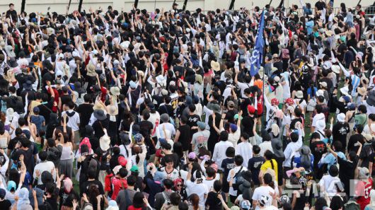 [인천=뉴시스] 전진환 기자 = 1일 오후 인천 연수구 송도달빛축제공원에서 열린 '2025 인천펜타포트 락 페스티벌'에서 관람객들이 리틀 심즈(Little Simz)의 공연을 관람하고 있다.  2025.08.01. amin2@newsis.com