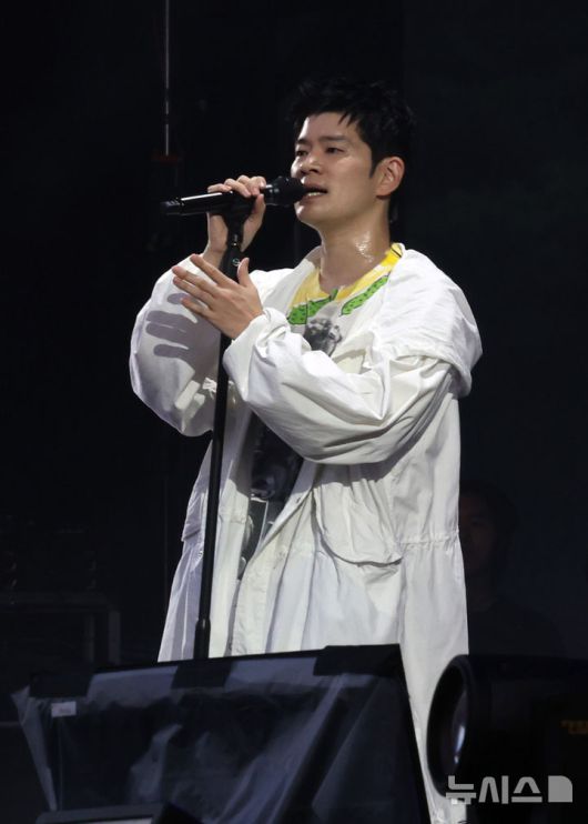 [인천=뉴시스] 전진환 기자 = 1일 오후 인천 연수구 송도달빛축제공원에서 열린 '2025 인천펜타포트 락 페스티벌'에서 관람객들이 장기하의 공연을 관람하고 있다.  2025.08.01. amin2@newsis.com