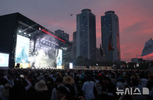 [인천=뉴시스] 전진환 기자 = 1일 오후 인천 연수구 송도달빛축제공원에서 열린 '2025 인천펜타포트 락 페스티벌'에서 관람객들이 장기하의 공연을 관람하고 있다.  2025.08.01. amin2@newsis.com