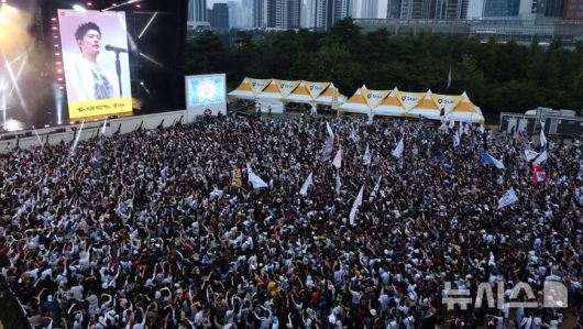 [인천=뉴시스] 전진환 기자 = 1일 오후 인천 연수구 송도달빛축제공원에서 열린 '2025 인천펜타포트 락 페스티벌'에서 관람객들이 장기하의 공연을 관람하고 있다.  2025.08.01. amin2@newsis.com