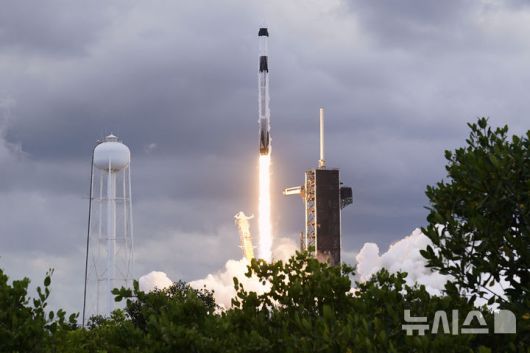 [플로리다=AP/뉴시스]미국과 일본, 러시아의 우주비행사가 탑승한 스페이스X 팰컨9 로켓이 1일(현지 시간) 미 플로리다에 있는 케네디우주센터에서 국제우주정거장(ISS)을 향해 이륙해 궤도에 진입했다. 2025.08.02.