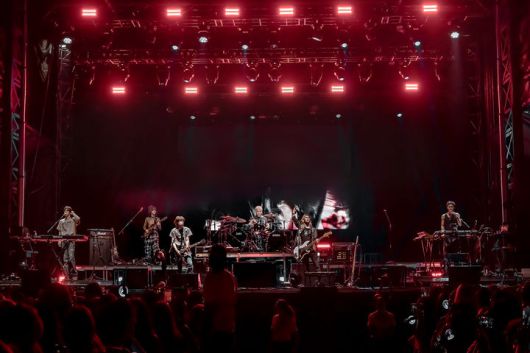 [서울=뉴시스] JYP엔터테인먼트 소속 보이밴드 '엑스디너리 히어로즈'(Xdinary Heroes·XH·엑디즈)가 7월 31일(이하 현지시간) 미국 일리노이주 시카고 그랜트 공원에서 열린 세계적 뮤직 페스티벌 '롤라팔루자 시카고' 중 더 그로브(THE GROVE)의 마지막 스테이지를 장식했다. (사진=JYP엔터테인먼트 제공) 2025.08.02. photo@newsis.com *재판매 및 DB 금지