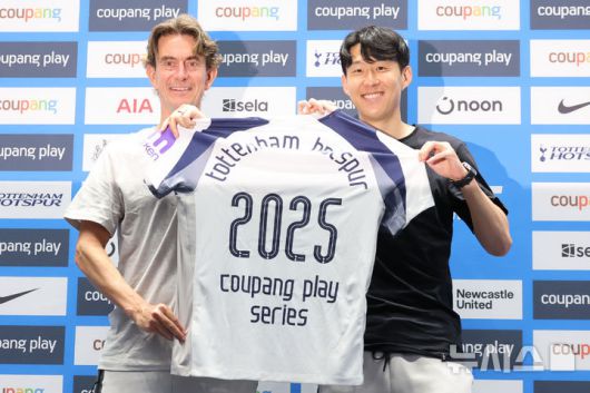 [서울=뉴시스] 권창회 기자 = 잉글랜드 프리미어리그 토트넘 홋스퍼 토마스 프랭크 감독과 손흥민이 2일 오전 서울 여의도 IFC몰에서 열린 2025 쿠팡플레이 시리즈 토트넘 기자회견에서 유니폼을 들고 있다. 2025.08.02. kch0523@newsis.com
