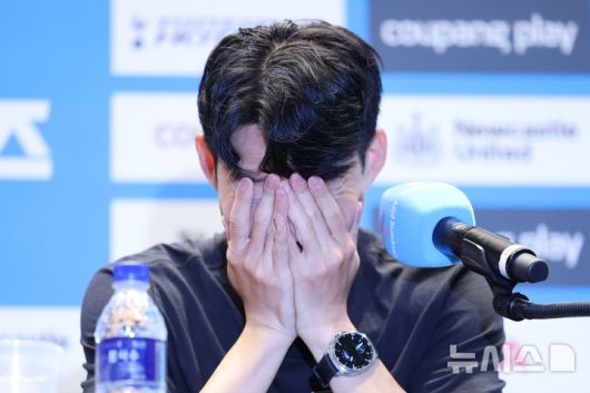 [서울=뉴시스] 권창회 기자 = 잉글랜드 프리미어리그 토트넘 홋스퍼 손흥민이 2일 오전 서울 여의도 IFC몰에서 열린 2025 쿠팡플레이 시리즈 토트넘 기자회견에서 두 손으로 얼굴을 가리고 있다. 2025.08.02. kch0523@newsis.com