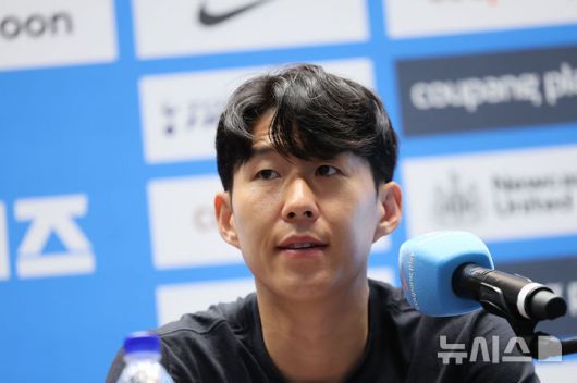 [서울=뉴시스] 권창회 기자 = 잉글랜드 프리미어리그 토트넘 홋스퍼 손흥민이 지난 2일 오전 서울 여의도 IFC몰에서 열린 2025 쿠팡플레이 시리즈 토트넘 기자회견에서 발언하고 있다. 2025.08.02. kch0523@newsis.com