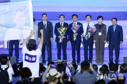 [고양=뉴시스] 고승민 기자 = 정청래 신임 더불어민주당 대표가 2일 경기 고양 킨텍스에서 열린 더불어민주당 제2차 임시전국당원대회에서 기념촬영하고 있다. 2025.08.02. kkssmm99@newsis.com