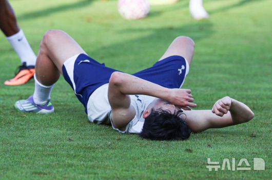 [안양=뉴시스] 권창회 기자 = 잉글랜드 프리미어리그 토트넘 홋스퍼 손흥민이 2일  경기 안양시 안양종합운동장에서 열린 2025 쿠팡플레이 시리즈 토트넘 오픈 트레이닝에서 훈련 도중 쓰러져 있다. 2025.08.02. kch0523@newsis.com