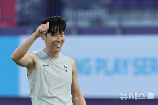 [안양=뉴시스] 권창회 기자 = 잉글랜드 프리미어리그 토트넘 홋스퍼 손흥민이 2일  경기 안양시 안양종합운동장에서 열린 2025 쿠팡플레이 시리즈 토트넘 오픈 트레이닝에서 훈련을 하며 엄지 척을 하고 있다. 2025.08.02. kch0523@newsis.com