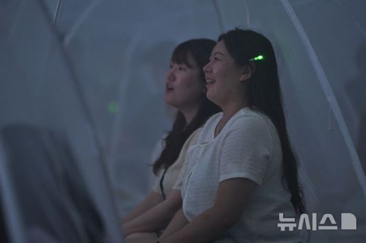 [구례=뉴시스] 이영주 기자 =  2일 오후 전남 구례군 화엄사에서 2025 제5회 지리산 대화엄사 모기장영화음악회가 열리고 있다. 관람객들이 모기장 안에서 공연을 보고 있다. 2025.08.02.  leeyj2578@newsis.com