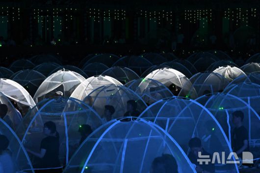 [구례=뉴시스] 이영주 기자 =  2일 오후 전남 구례군 화엄사에서 2025 제5회 지리산 대화엄사 모기장영화음악회가 열리고 있다. 2025.08.02.  leeyj2578@newsis.com