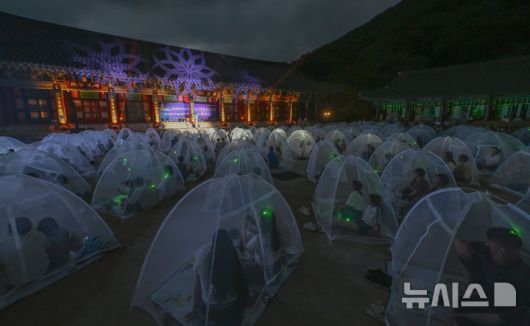 [구례=뉴시스] 이영주 기자 =  2일 오후 전남 구례군 화엄사에서 2025 제5회 지리산 대화엄사 모기장영화음악회가 열리고 있다. 2025.08.02.  leeyj2578@newsis.com