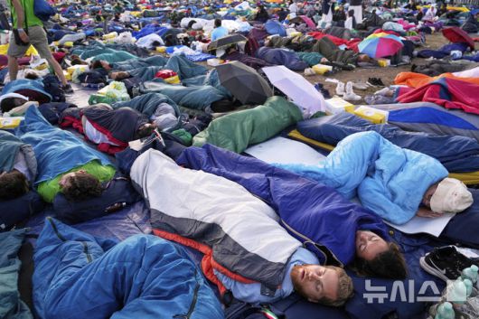 [로마=AP/뉴시스] ‘젊은이들의 희년(禧年)’ 행사에 참석한 젊은이들이 레오 14세 교황의 강론을 듣기 하루 전인 2일 로마 외곽 토르 베르가타 들판에서 자고 있다.2025.08.03.