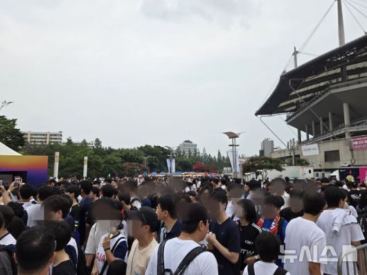 [서울=뉴시스] 하근수 기자= 3일 잉글랜드 프로축구 프리미어리그(EPL) 토트넘 홋스퍼 대 뉴캐슬 유나이티드의 2025 쿠팡플레이 시리즈 2경기가 열리는 서울월드컵경기장의 북측 광장. 2025.08.03. hatriker22@newsis.com