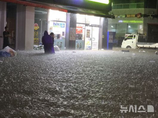 [광주=뉴시스] 광주지역에 폭우가 쏟아지고 있는 3일 밤 광주 북구 운암동 일대가 침수돼 주민들이 불편을 겪고 있다. (사진 = 독자 제공) 2025.08.03. photo@newsis.com