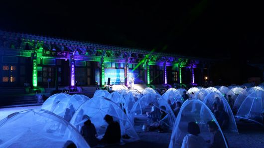 [서울=뉴시스] 고범준 기자 = 지난 2일 지리산 대화엄사 화엄원 특설무대에서 열린 제5회 지리산 대화엄사 모기장영화음악회에서 관객들이 공연을 보고 있다. (사진=지리산 대화엄사 제공) 2025.08.03. photo@newsis.com *재판매 및 DB 금지