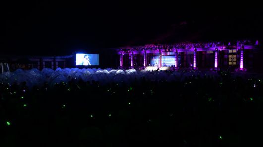 [서울=뉴시스] 고범준 기자 = 지난 2일 지리산 대화엄사 화엄원 특설무대에서 열린 제5회 지리산 대화엄사 모기장영화음악회에서 관객들이 공연을 보고 있다. (사진=지리산 대화엄사 제공) 2025.08.03. photo@newsis.com *재판매 및 DB 금지