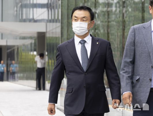 [서울=뉴시스] 김근수 기자 = 권오수 전 도이치모터스 회장이 3일 오전 서울 종로구 광화문KT 건물에 마련된 김건희 여사 관련 의혹들을 수사하는 민중기 특별검사팀 사무실을 나서고 있다. 권 전 회장은 앞서 자본시장과 금융투자업에 관한 법률(자본시장법) 위반 혐의로 재판에 넘겨져 대법원 상고심에서 징역 3년에 집행유예 4년, 벌금 5억원이 확정됐다. 도이치모터스 주가조작 사건은 권 전 회장 등이 지난 2009년 12월부터 약 3년간 이른바 '주가조작 선수'와 전·현직 증권사 임직원 등과 짜고 도이치모터스 주가를 인위적으로 부양했다는 내용이다. 2025.08.03. ks@newsis.com