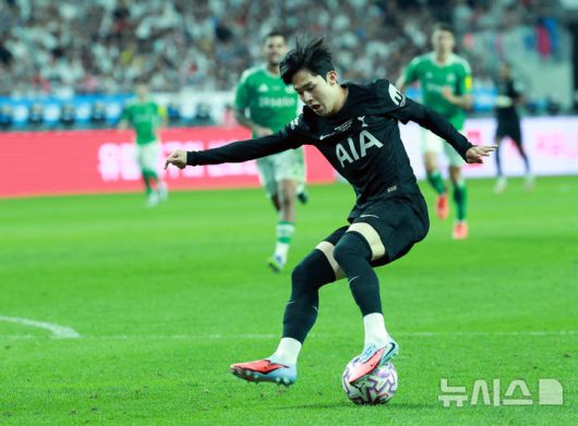 [서울=뉴시스] 이영환 기자 = 3일 오후 서울 마포구 서울월드컵경기장에 열린 2025 쿠팡플레이시리즈 뉴캐슬 유나이티드와 토트넘 홋스퍼의 경기에서 후반 교체 투입된 토트넘 양민혁이 드리블을 하고 있다. 2025.08.03. 20hwan@newsis.com