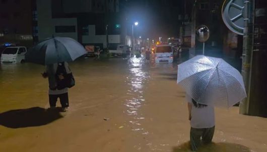 [무안=뉴시스] 변재훈 기자 = 시간당 140.8㎜ 이상 극한 호우가 쏟아진 3일 전남 무안군 무안읍 일대가 침수되고 있다. (사진=독자 제공) 2025.08.03. photo@newsis.com *재판매 및 DB 금지