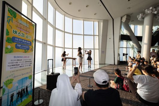 2일  '서울스카이'를 찾은 내외국인 앞에서 '오픈 스테이지 in 서울스카이' 공연하는 '케이소리'  *재판매 및 DB 금지