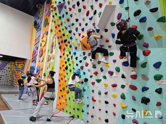 [여주=뉴시스]가남읍 아동들의 신내클라이밍 체험(사진=여주시 제공) 2025.08.04.photo@newsis.com