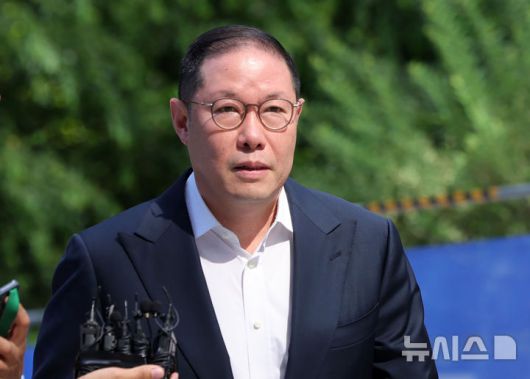 [서울=뉴시스] 홍효식 기자 = 조현상 HS효성 부회장이 4일 서울 종로구 KT 광화문빌딩 웨스트에 마련된 윤석열 전 대통령 부인 김건희 여사 의혹을 수사하는 민중기 특별검사 사무실로 출석하고 있다. 2025.08.04. yesphoto@newsis.com