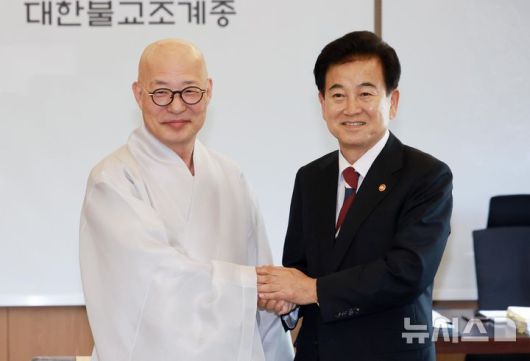 [서울=뉴시스] 이영환 기자 = 정동영 통일부 장관과 조계총 총무원장 진우스님이 4일 오전 조계사 내 조계종 총무원장 접견실에서 기념촬영을 하고 있다. 2025.08.04. 20hwan@newsis.com