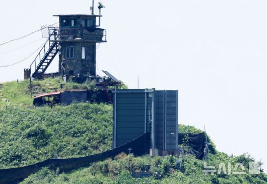[파주=뉴시스] 홍효식 기자 = 우리 군이 전방지역에 설치된 대북확성기 철거를 시작한 지난 4일 경기도 파주시 접경지역에서 바라본 한국 측 초소 앞 군사 시설물 내 대북 확성기가 보이지 않고 있다. 2025.08.04. yesphoto@newsis.com