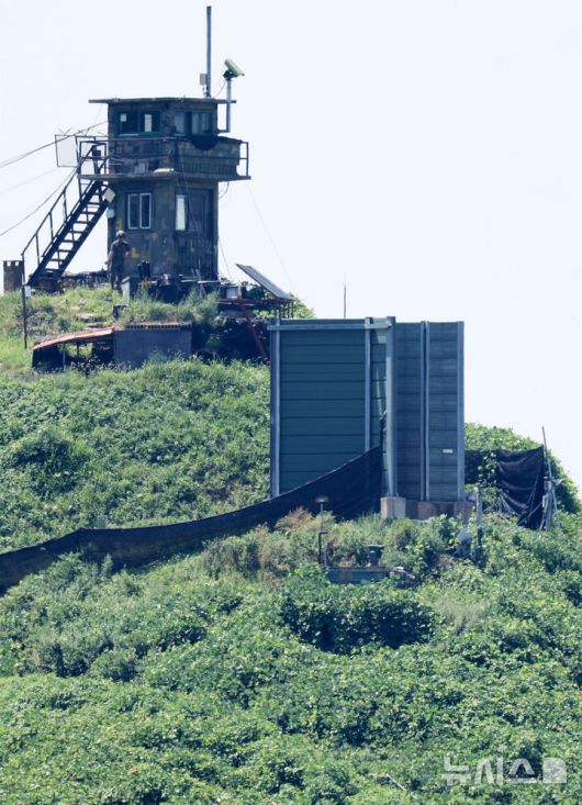 [파주=뉴시스] 홍효식 기자 = 우리 군이 전방지역에 설치된 대북확성기 철거를 시작한 4일 경기도 파주시 접경지역에서 바라본 한국 측 초소 앞 군사 시설물 내 대북 확성기가 보이지 않고 있다. 2025.08.04. yesphoto@newsis.com