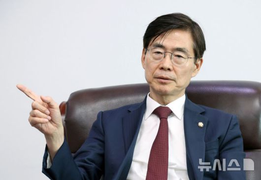 [서울=뉴시스] 김금보 기자 = 조경태 국민의힘 당대표 후보가 4일 오후 서울 여의도 국회 의원회관에서 뉴시스와 인터뷰를 하고 있다. 2025.08.04. kgb@newsis.com