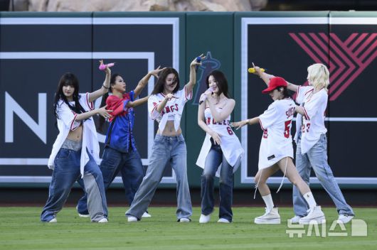 [애너하임=AP/뉴시스] 걸 그룹 '아이들'이 4일(현지 시간) 미 캘리포니아주 애너하임의 에인절 스타디움에서 열린 2025 메이저리그 탬파베이 레이스와 LA 에인절스의 경기에 앞서 공연을 펼치고 있다. 2025.08.05.