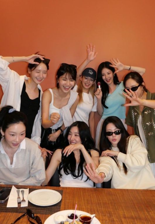 [서울=뉴시스] 그룹 '소녀시대' 멤버들이 데뷔 18주년을 맞아 한자리에 모였다. (사진=윤아 인스타그램 캡처) 2025.08.05. photo@newsis.com *재판매 및 DB 금지