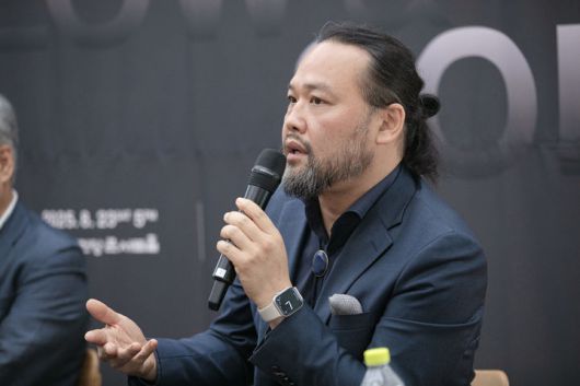 [서울=뉴시스] 5일 서울 종로구 뮤지엄한미 삼청에서 열린 '싱 로우 앤 소프트' 기자간담회에서 베이스 바리톤 사무엘 윤이 발언하고 있다. (사진=아트앤아티스트 제공) 2025.08.05. photo@newsis.com *재판매 및 DB 금지